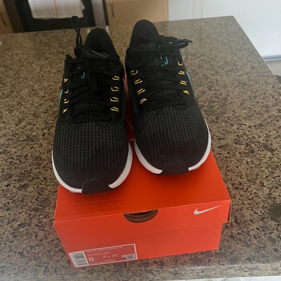 Running shoes - Picture 2 of 2